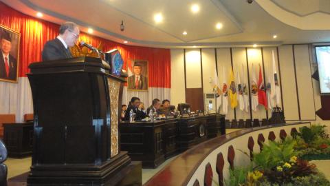 Sekretaris DPRD John Palandung saat membacakan surat masuk (foto beritamanado)