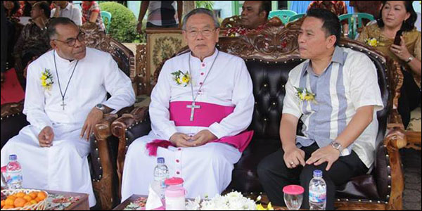 Walikota Tomohon Jimmy Eman bersama Uskup Manado Mgr Yosep Suwatan MSC (tengah).