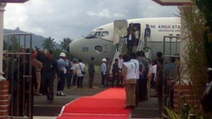 Boediono ketika tiba di Bandara Sam Ratulangi (foto beritamanado)