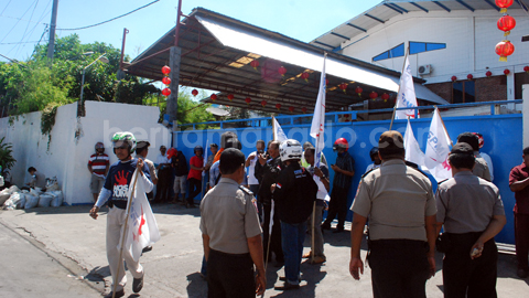 Demo sejumlah karyawan PT Etmiko karena diPHK sepihak (foto beritamanado) 