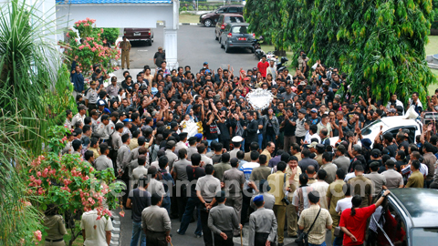 Ratusan warga Batuputih ketika menyampaikan aspirasi di halaman kantor walikota (foto beritamanado)