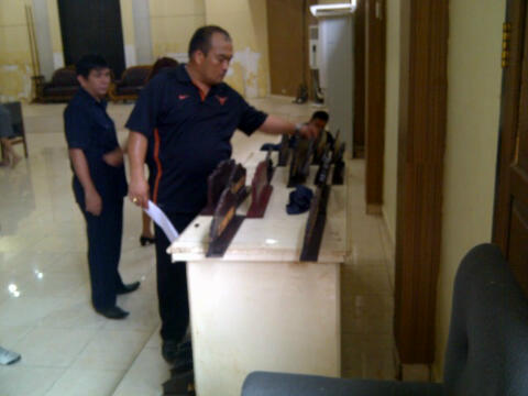 Kabag Umum, Michael Karundeng tengah mempersiapkan papan nama anggota DPRD Kota Manado