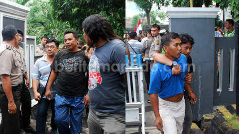 Dua warga Batuputih yang diamankan ketika mengikuti aksi demo di Polres (foto beritamanado)