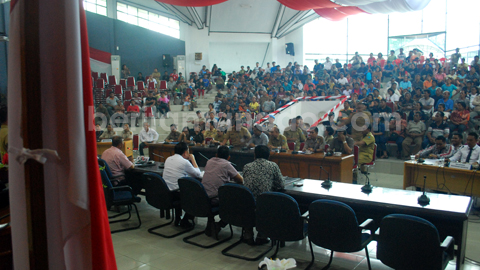Suasana rapat dengar pendapat DPRD, Pemkot, BKSDA Sulut dan warga Batuputih (foto beritamanado)