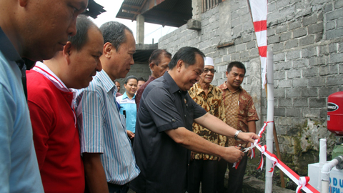 Lomban ketika meresmikan proyek PNPM di Kelurahan Pakadoodan (foto ist)