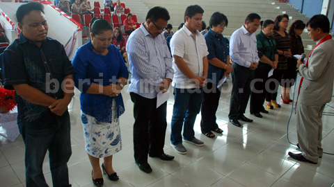 Sembilan anggota DPRD ketika mengikuti doa pengutusan (foto beritamanado)