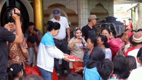 Tatongbara ketika membagikan makanan dalam kegiatan Baksos di Manado (foto ist)