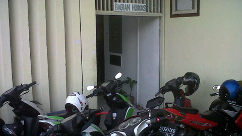 Pintu masuk kantor Humas yang terhalang kendaraan bermotor (foto beritamanado)