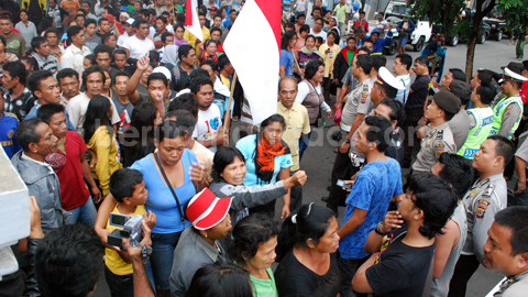 Warga Batuputih ketika mendatangi Polres meminta warga yang ditahan dibebaskan (foto beritamanado)