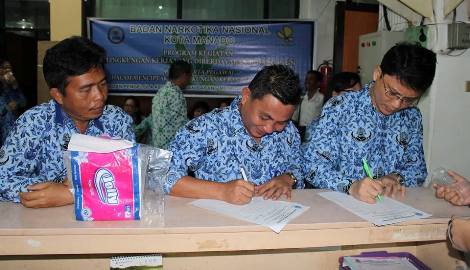 Sejumlah staf PNS BPK-BMD Kota Manado tengah mengisi formulir tes urine