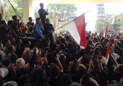 Walikota Manado, Vicky Lumentut menyambut kehadiran massa aksi demo KPPA Sulut