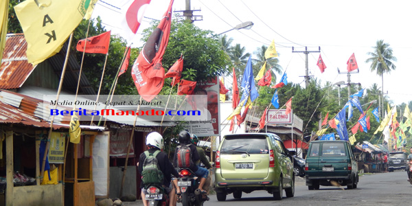 Jalan Trans Sulawesi di Tanawangko Kecamatan Tombariri yang dipenuhi bendera Partai Politik (Parpol)