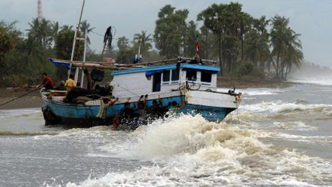 Akibat cuaca puluhan nelayan Kota Bitung terombang-ambing seperti ini (foto ist)