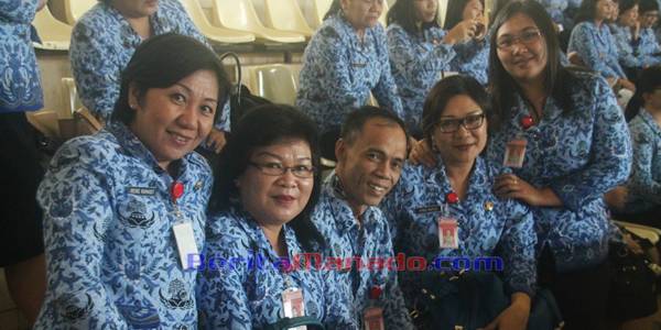Teddy Sumual (tengah) Bersama PNS Disparbud Minahasa