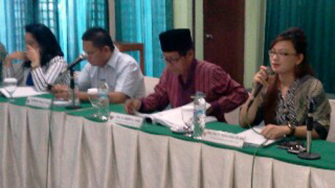 Personil KPID Sulut Melisa Sualang (paling kanan) saat menyampaikan himbauan ijin penertiban TV Kabel, Jumat (14/3) (foto ist)