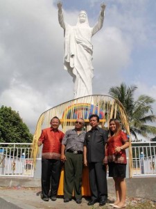 Monumen Anugerah Yesus di Desa Kaweruan Minahasa Utara 1