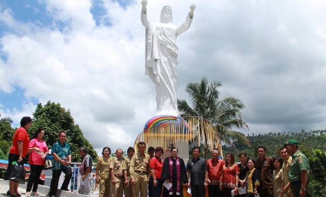 Monumen Anugerah Yesus di Desa Kaweruan Minahasa Utara 5