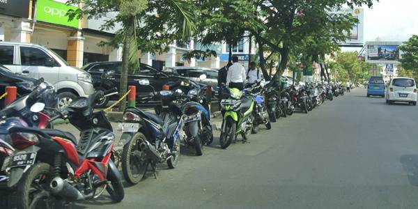 Puluhan motor memilih bahu jalan sebagai tempat parkir