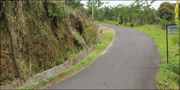 Jalan di Kelurahan Rurukan yang diaspal.