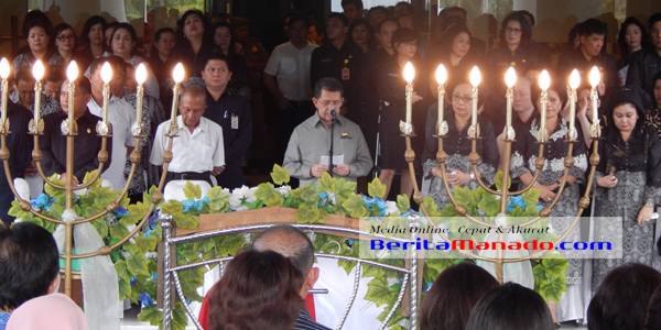 Suasana saat jenazah Almarhum Harold Monareh disemayamkan di kantor gubernur Sulut yang dipimpin Gubernur Sulut Dr S H Sarundajang