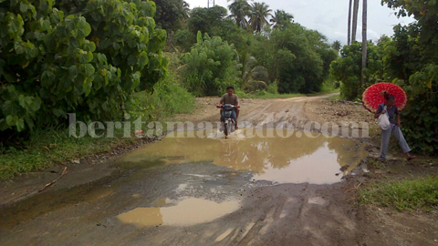 Jalan provinsi yang belum tersentuh perbaikan (foto beritamanado)