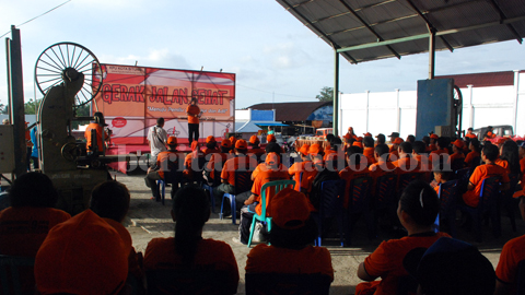 Sondakh ketika menghadiri acara gerak jalan sehat KPU Kota Bitung (foto beritamanado)