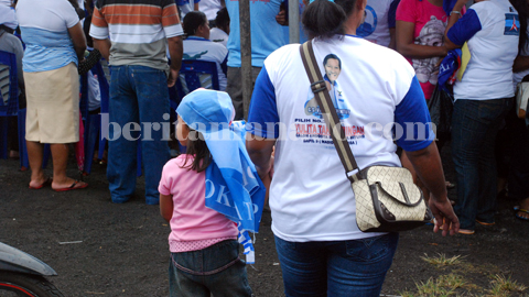 Seorang anak di kempanye Demokrat Kota Bitung ikut mengenakan atribut kampanye (foto beritamanado)