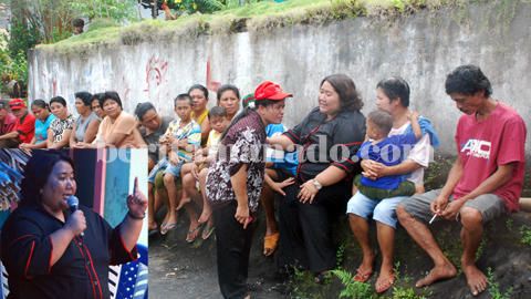 Maria bercengkrama dengan masyarakat di Makawidey (foto beritamanado)