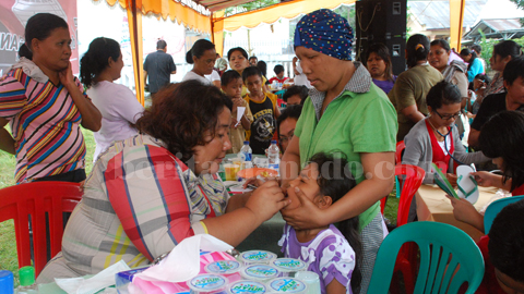 drg Maria ketika melakukan pengobatan gratis di Tandurusa (foto beritamanado) 