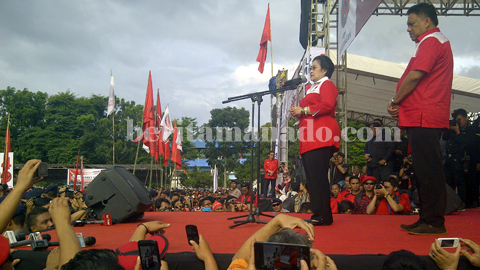 Megawati bersama Oly Dondokambey (foto beritamando)