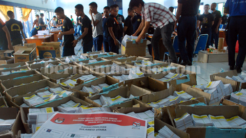 Surat suara yang dilipat ratusan siswa APB Kota Bitung (foto beritamanado)
