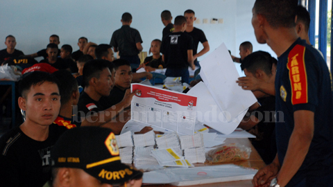 Proses pelipatan surat suara oleh siswa APB (foto beritamanado)