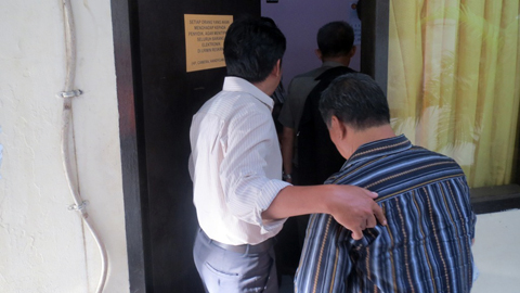 Dua pegawai BKSDA Sulut ketika memasuki ruangan pemeriksaan Polres (foto ist)