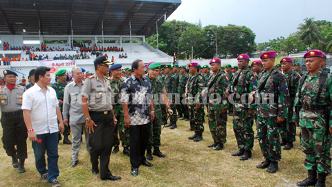 Walikota ketika memeriksa personil yang akan melakukan pengamanan Pemilu 2014 (foto beritamanado)