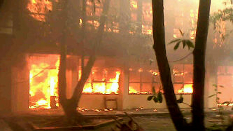 Salah satu gedung kuliah yang terbakar akibat aksi tawuran antar mahasiswa (foto ist)