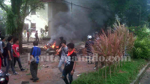 Salah satu kendaraan bermotor roda dua yang dibakar dalam bentorok antar mahasiswa Unsrat (foto beritamanado) 