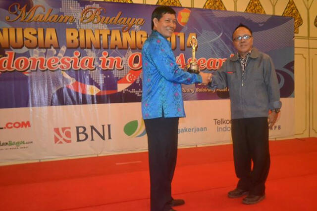 Pendiri kantor berita Rakyat Merdeka menyerahkan penghargaan kepada Walikota Manado, Vicky Lumentut