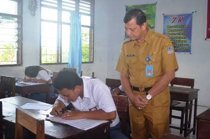 Sekda Kota Manado tengah mengamati salah satu siswa peserta UN