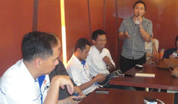 Capres Konvensi Partai Demokrat Gita Wirjawan ketika ditanya doker teladan Charly Tirayoh pada diskusi di IT Center, Selasa 29/04/14 (foto beritamanado)