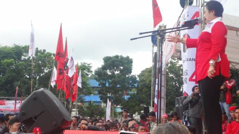 Ketua Umum PDI-Perjuangan Megawati Soekarno Putri berorasi pada kampanye di lapangan Sario, Manado, Senin 31/03/14 (foto beritamanado)
