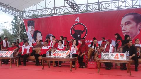 Megawati didampingi Ketua DPD PDIP Sulut Olly Dondokambey bersama jajaran DPP dan DPD (foto beritamanado)