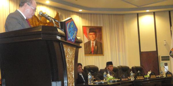 Pembacaan surat keputusan oleh sekretaris DPRD Sulut John Palandung (foto beritamanado)