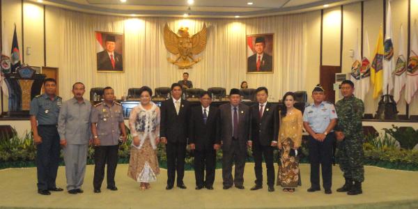 Foto bersama pimpinan DPRD, FKPD dan anggota dewan yang baru dilantik bersama keluarga (foto beritamanado)