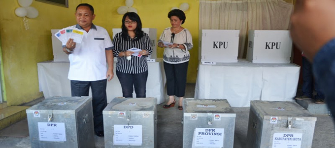 Wakil Gubernur Sulut Dr Djouhari Kansil saat menggunakan hak pilih di TPS