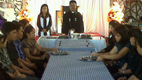 Pendeta Stevenson memimpin ibadah perjamuan kudus Jumat Agung di GMIM Syalom Tombatu Satu (foto beritamanado)