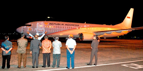 Pesawat Air Force One Indonesia saat tiba di Bandara Sam Ratulangi