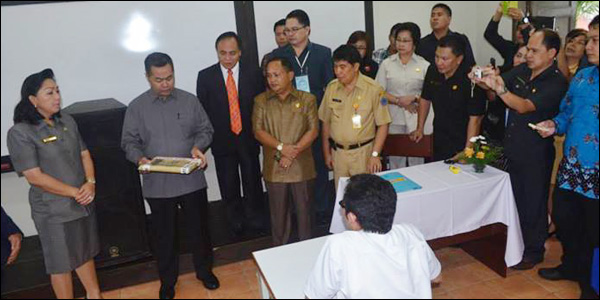 Wamen saat membuka naskah UN di SMA Lokon didampingi Kadis Dikda Tomohon (kiri).