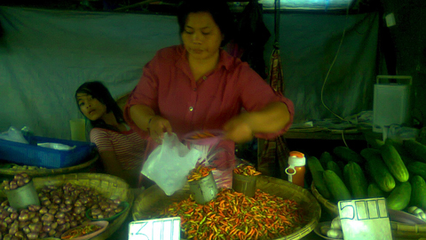 Salah satu penjual cabe di Pasar Pinasungkulan Sagerat (foto ist)