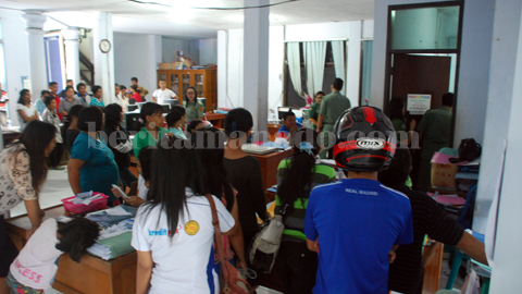 Masyarakat yang mengantri berjam-jam di Kantor Capilduk Kota Bitung (foto beritamanado)