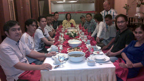 Pemred BeritaManado.com, Hanny Sumakul (kiri) dan crue kala lunch break di Swisbell Hotel Maleosan (foto beritamanado)